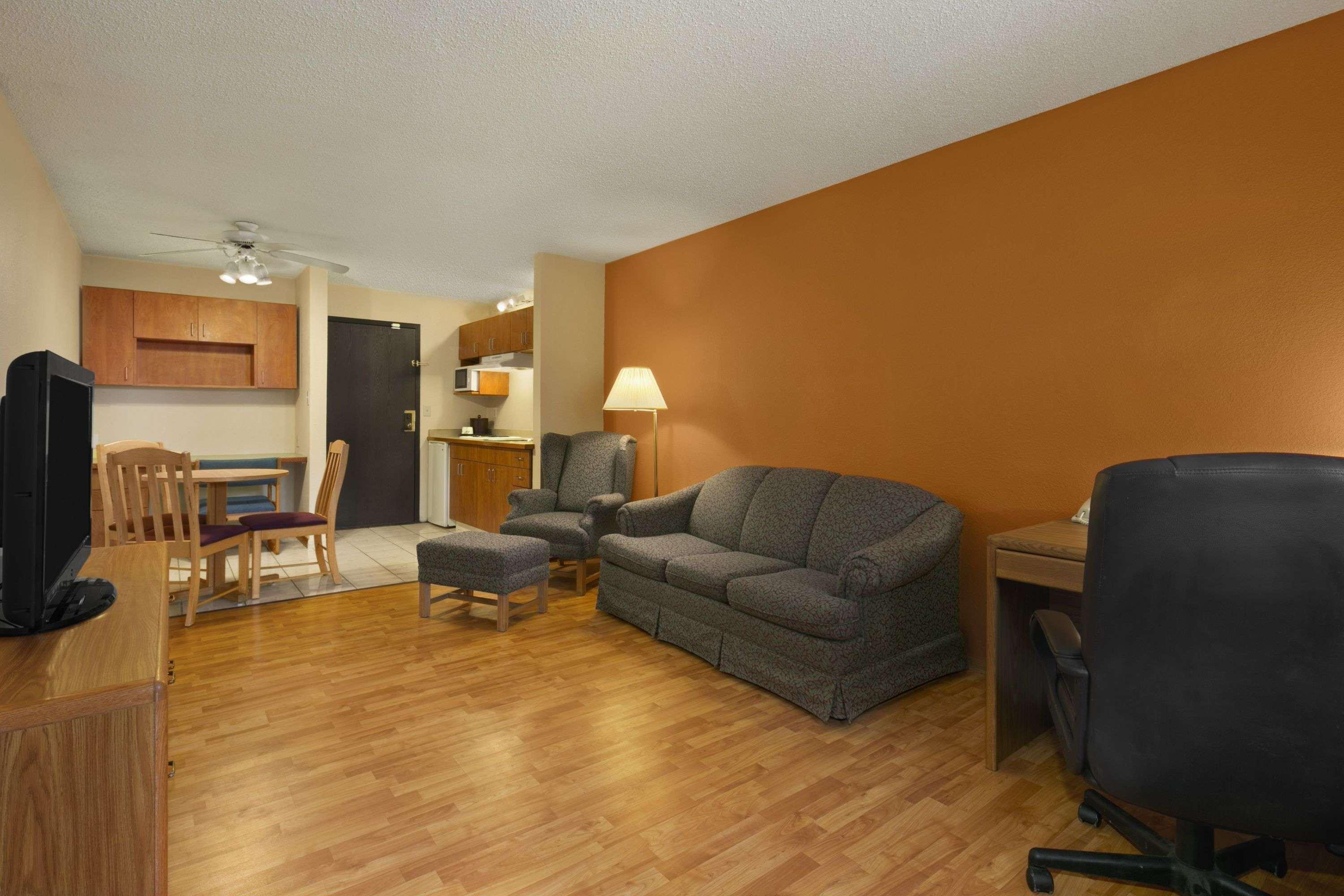 Days Inn & Suites By Wyndham Stevens Point Exterior photo