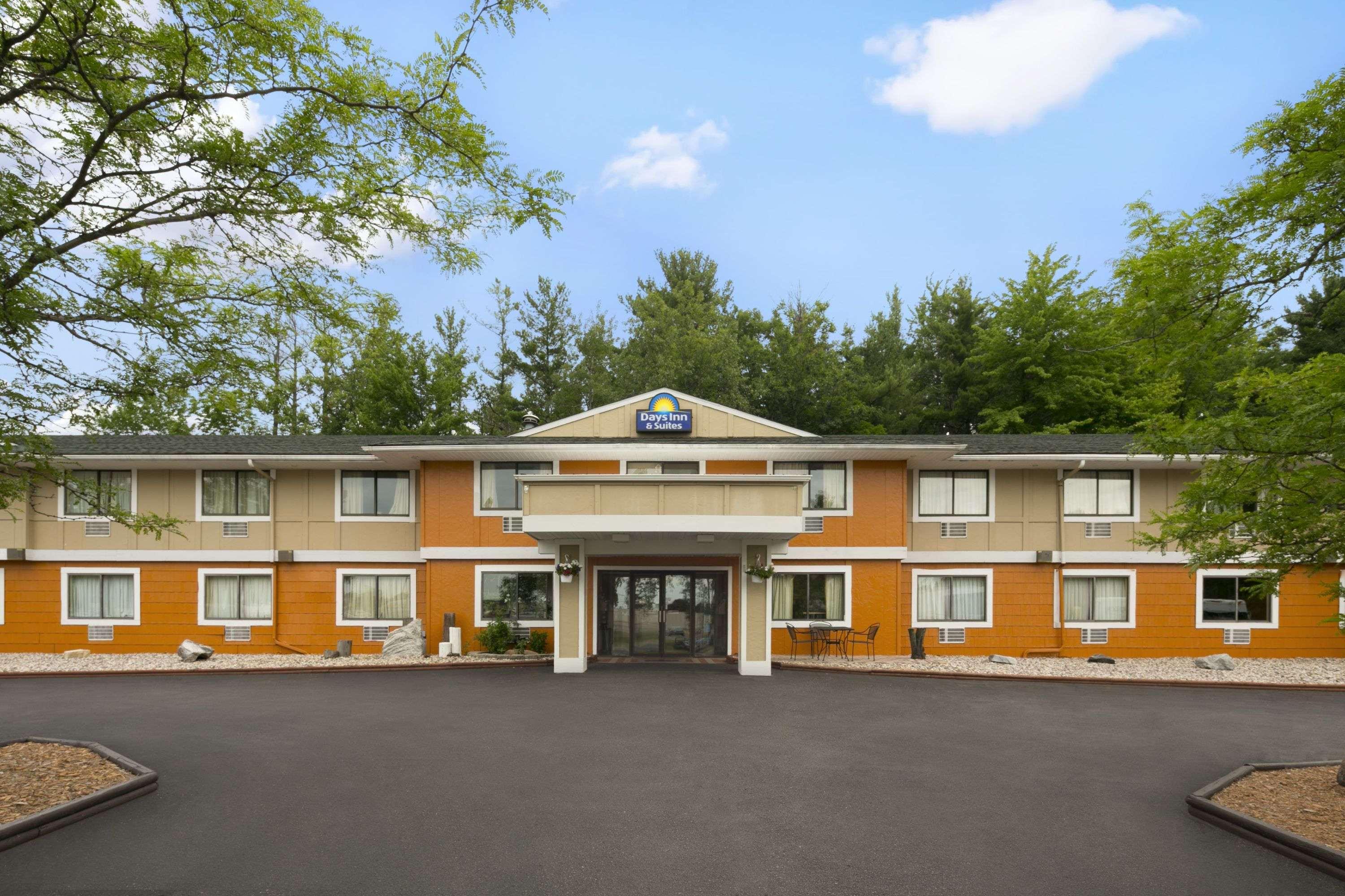 Days Inn & Suites By Wyndham Stevens Point Exterior photo