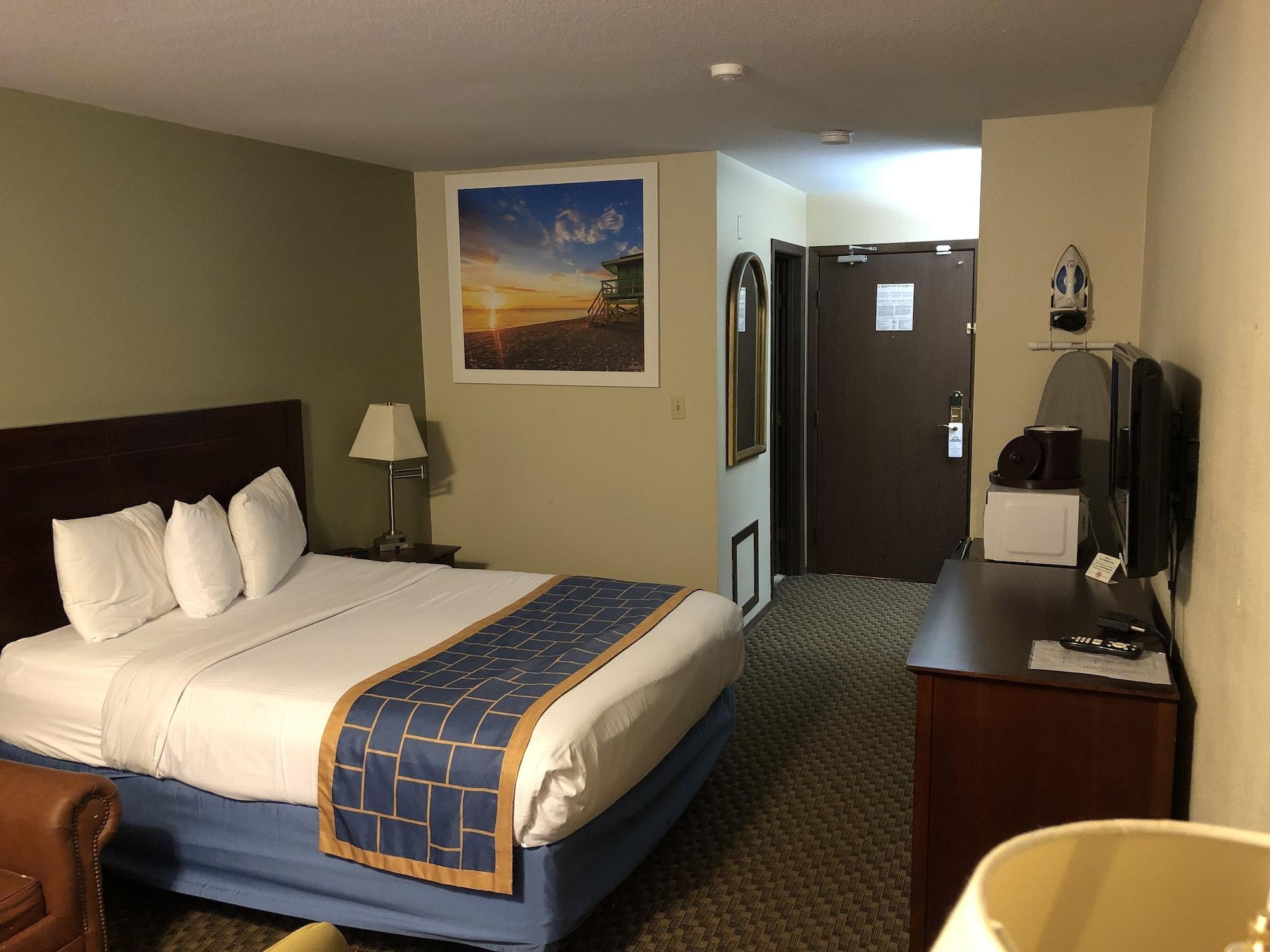 Days Inn & Suites By Wyndham Stevens Point Exterior photo