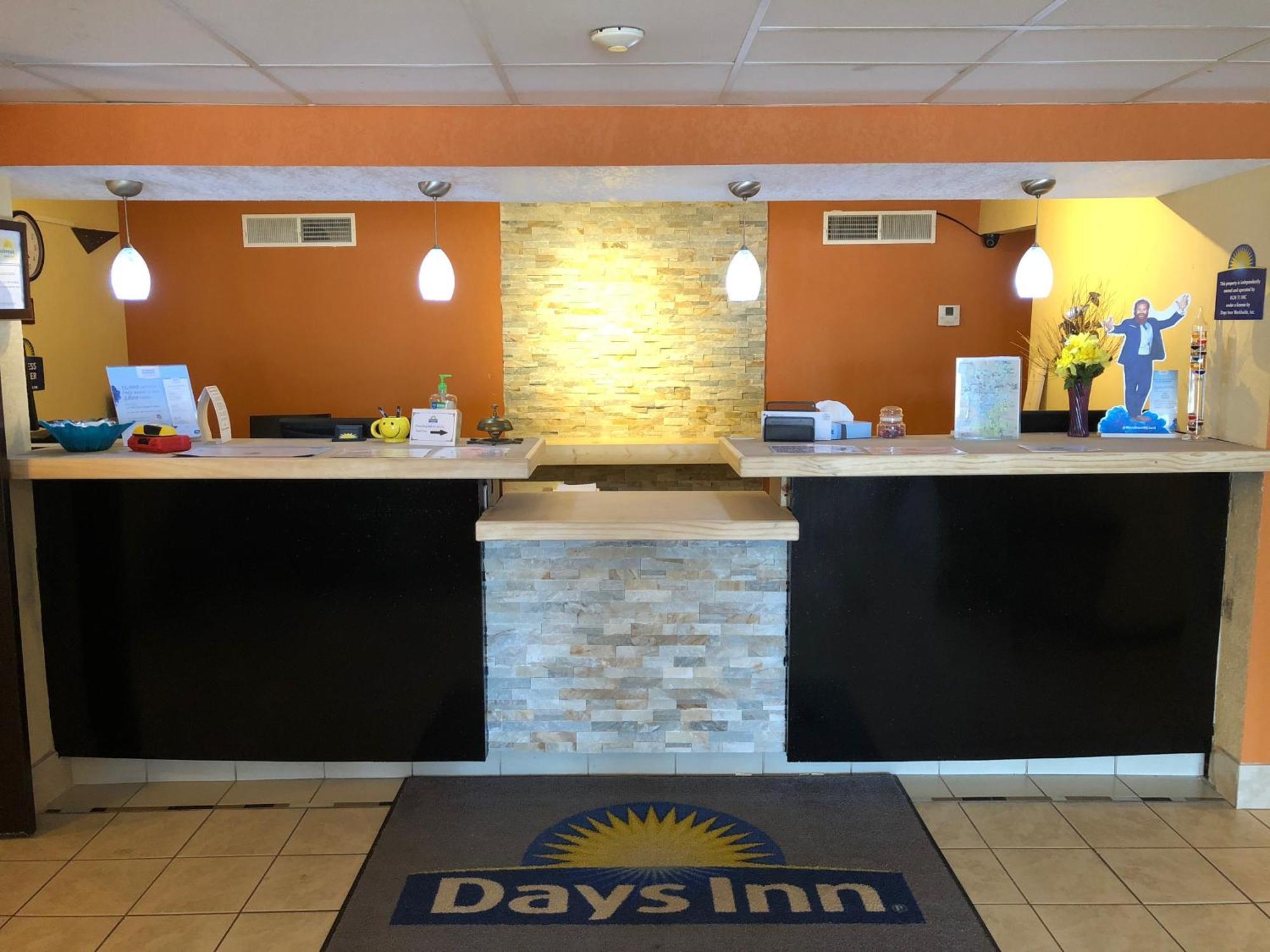 Days Inn & Suites By Wyndham Stevens Point Exterior photo