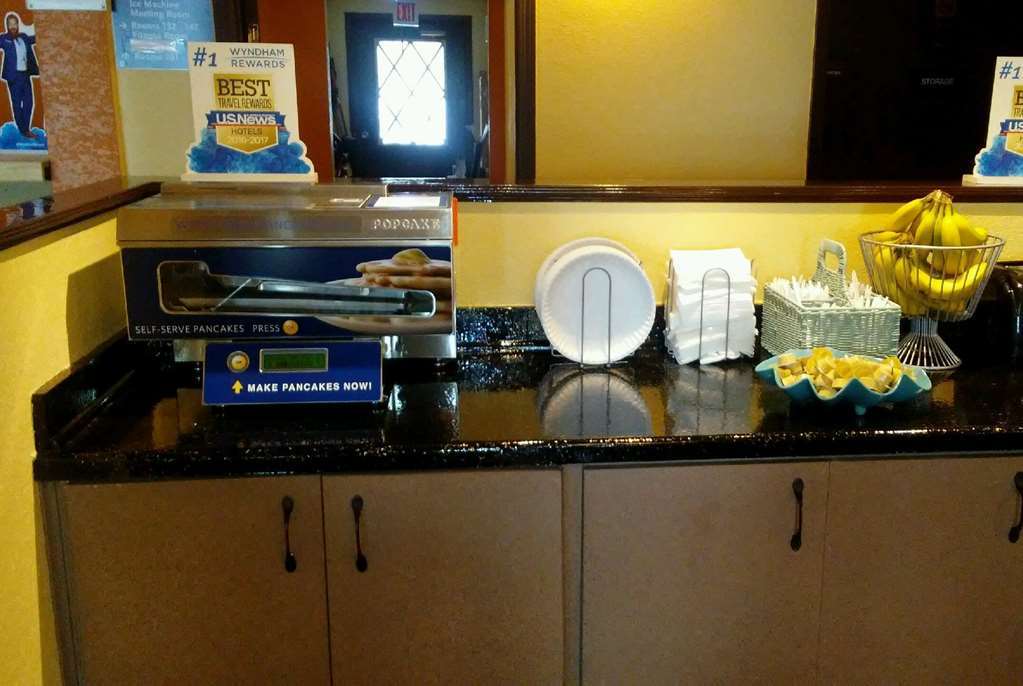 Days Inn & Suites By Wyndham Stevens Point Restaurant photo