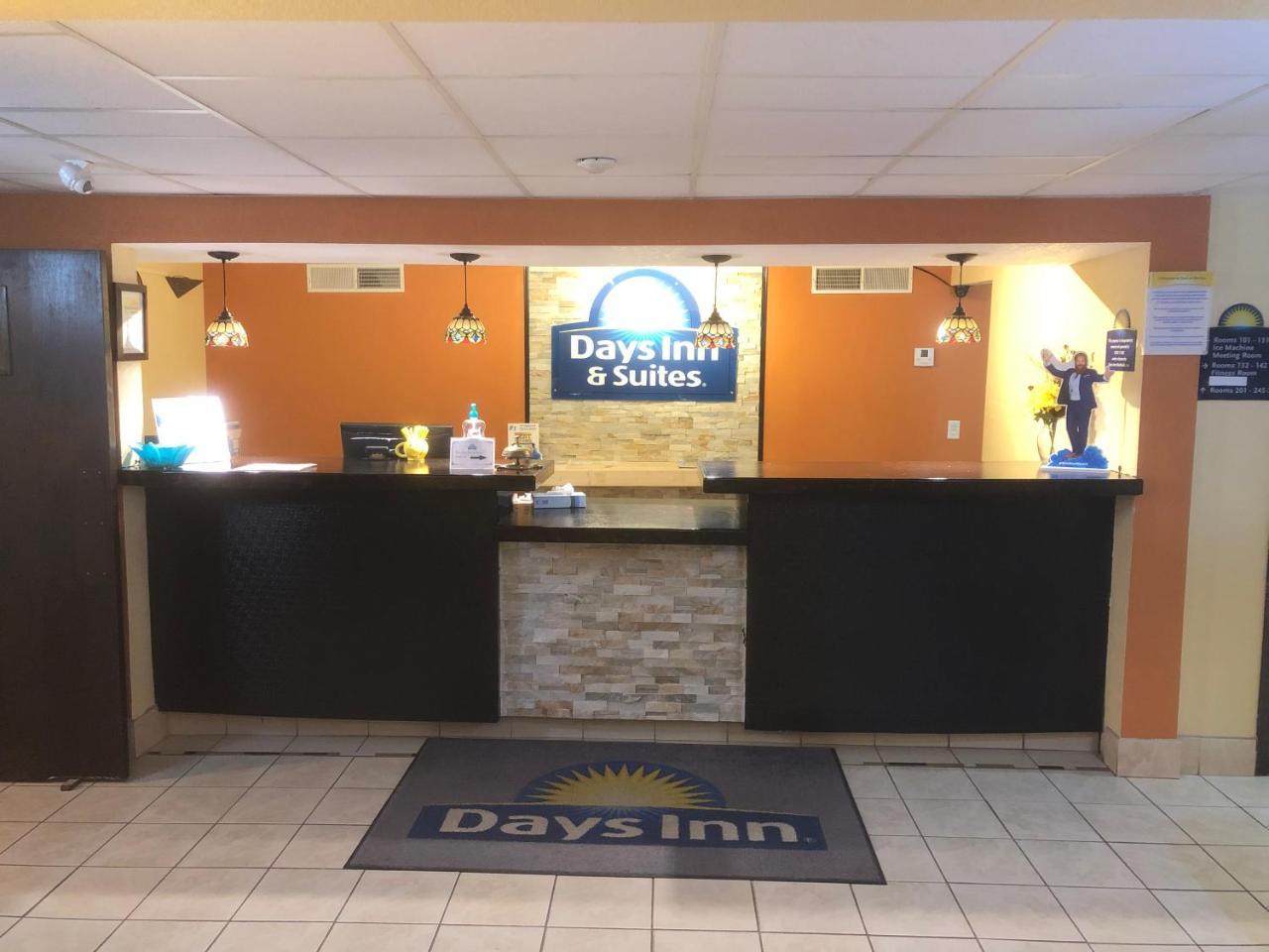 Days Inn & Suites By Wyndham Stevens Point Exterior photo